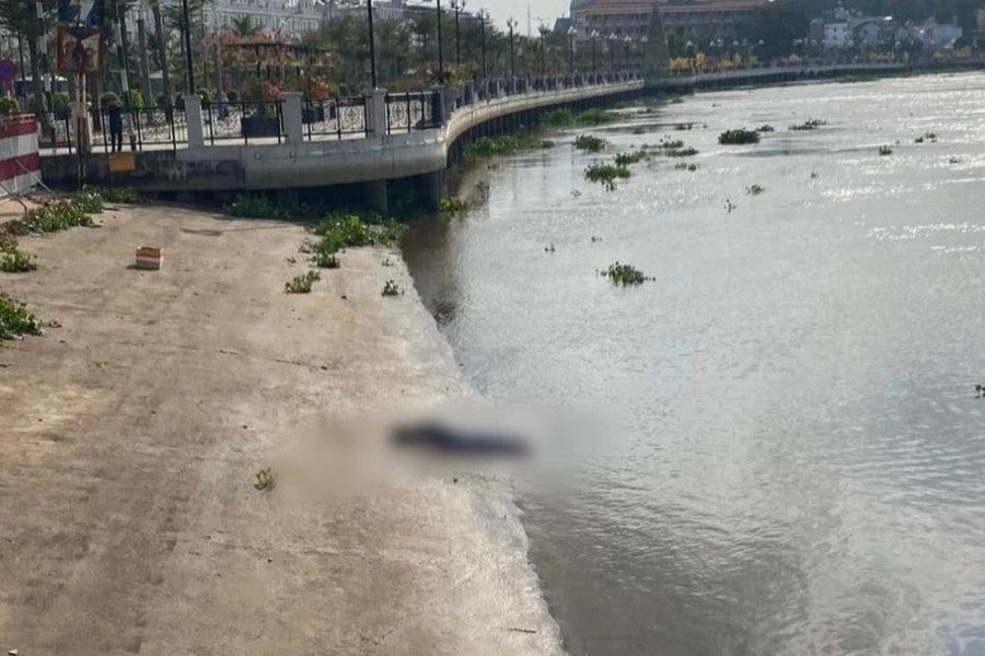 Để lại xe máy trên cầu, cô gái gieo mình xuống sông Sài Gòn