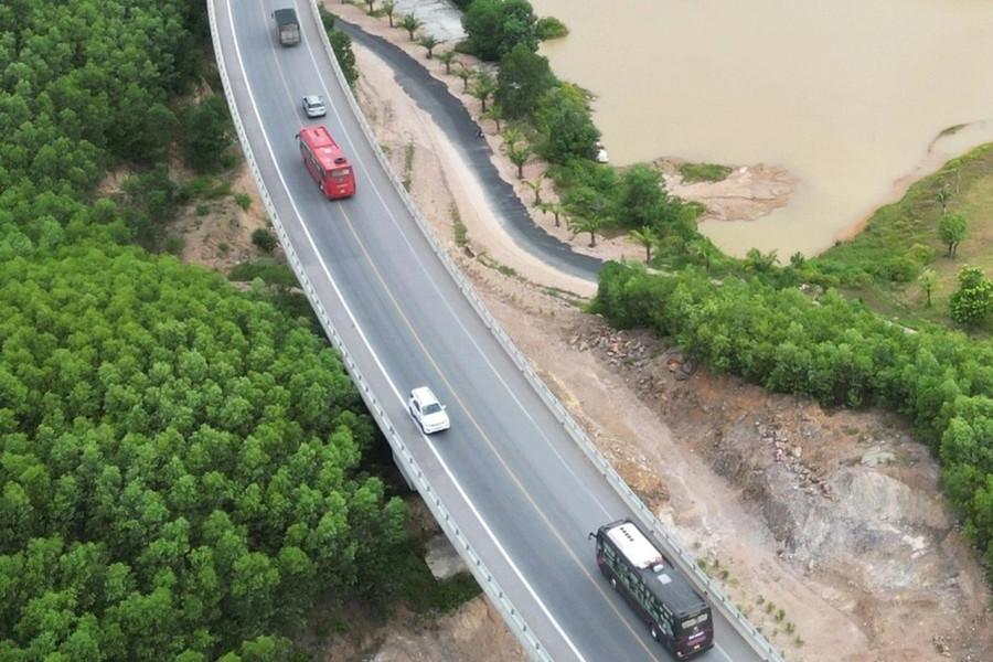 Xem xét cho xe đi vào làn dừng khẩn cấp cao tốc Cam Lộ - La Sơn