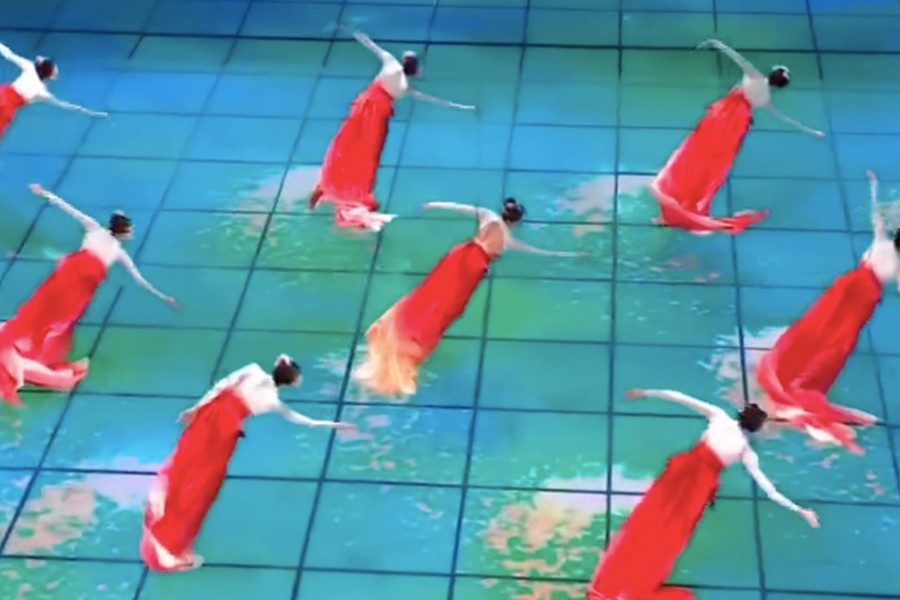 Nghệ sĩ bay lượn trên không tạo nên điệu múa "Cá coi" hút triệu người xem