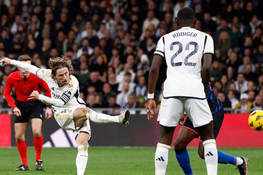 Luka Modric lập siêu phẩm giúp Real Madrid đánh bại Sevilla