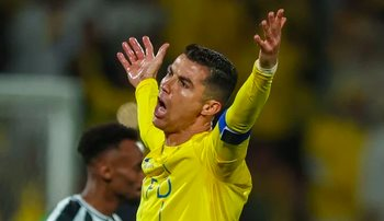 Ronaldo bị phạt nặng vì hành động ăn mừng phản cảm