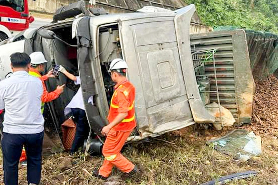 Xe đầu kéo lật trên cao tốc La Sơn - Túy Loan, tài xế tử vong