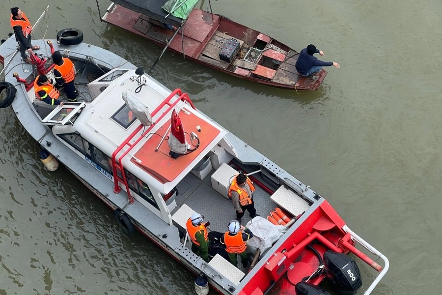 Tìm thấy 4 mẹ con nghi nhảy cầu Đông Trù ở Hà Nội