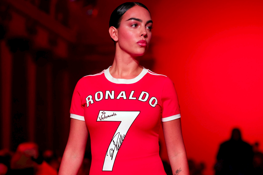 Bạn gái Ronaldo lấy cảm hứng từ Man Utd, gây bất ngờ ở tuần lễ thời trang Paris
