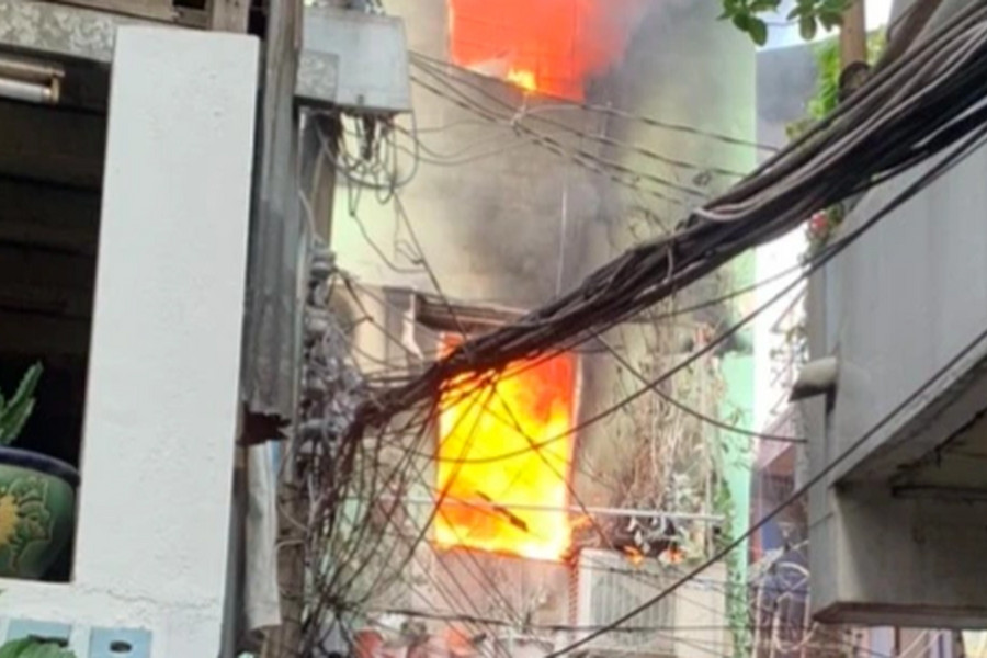 Cháy nhà 3 tầng ở TPHCM, chủ nhà may mắn thoát nạn