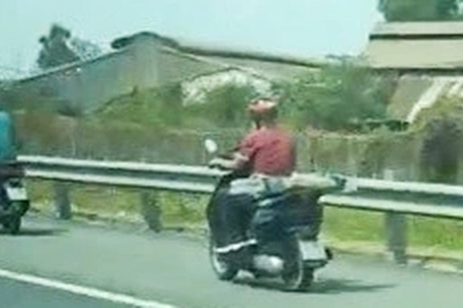 Xác minh 2 tài xế lái xe máy vào cao tốc TPHCM - Trung Lương