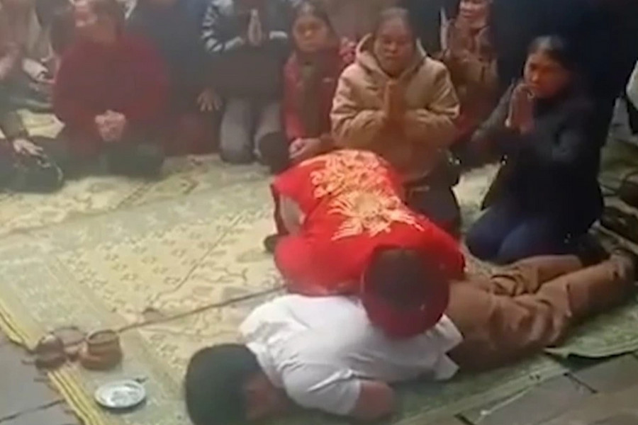 Người phụ nữ giả nhập 'thần hổ', cắn áo tại chùa Hương Tích