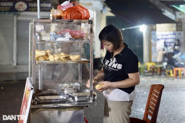 Quán bánh mì phố cổ Hà Nội bị chê 'bán đắt' mỗi ngày vẫn hết veo 800 chiếc
