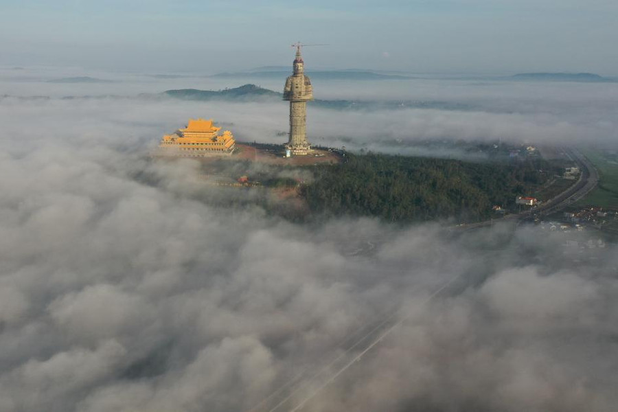 Biển mây huyền ảo bên tượng Phật cao nhất Việt Nam