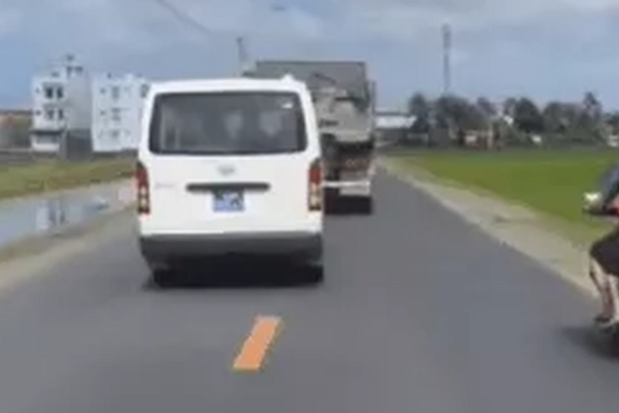 Xử phạt tài xế xe tải 'đánh võng' không nhường đường xe cấp cứu