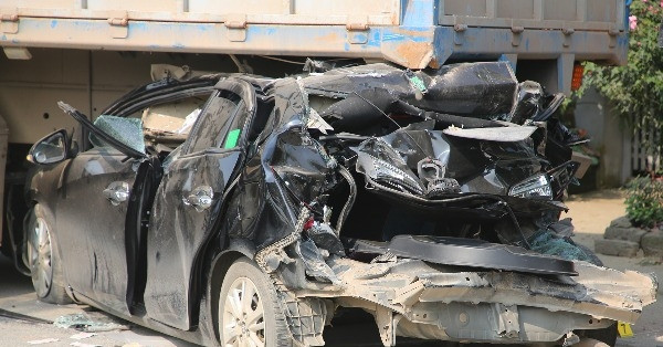 Bủn rủn khi thấy ô tô con dưới gầm xe tải trong vụ tai nạn liên hoàn