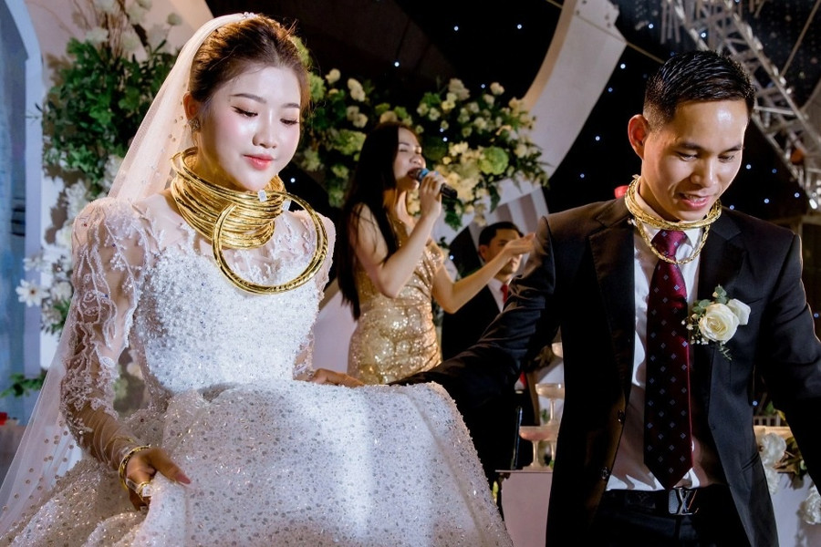 Đám cưới toàn vàng và siêu xe: Yêu nhau 8 năm, từng bị phản đối