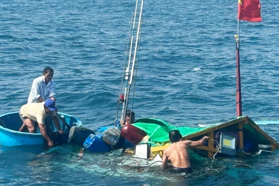 Thi thể người đàn ông mắc vào lưới đánh cá trên vùng biển Quảng Ngãi