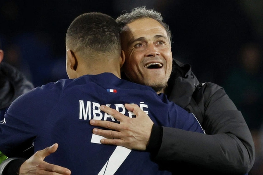 HLV Luis Enrique quay ngoắt thái độ, ôm Mbappe thắm thiết