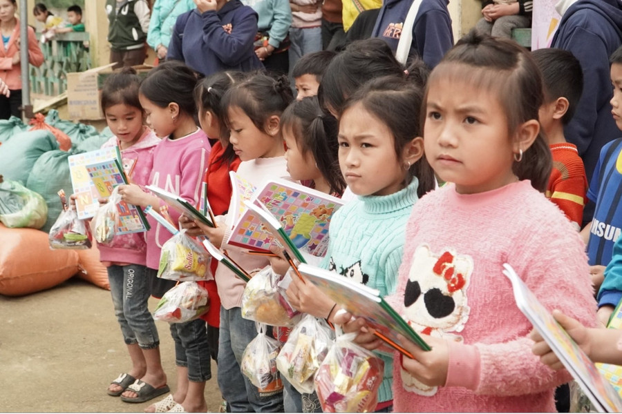 Chung tay mang thực phẩm đến với các em nhỏ có hoàn cảnh khó khăn