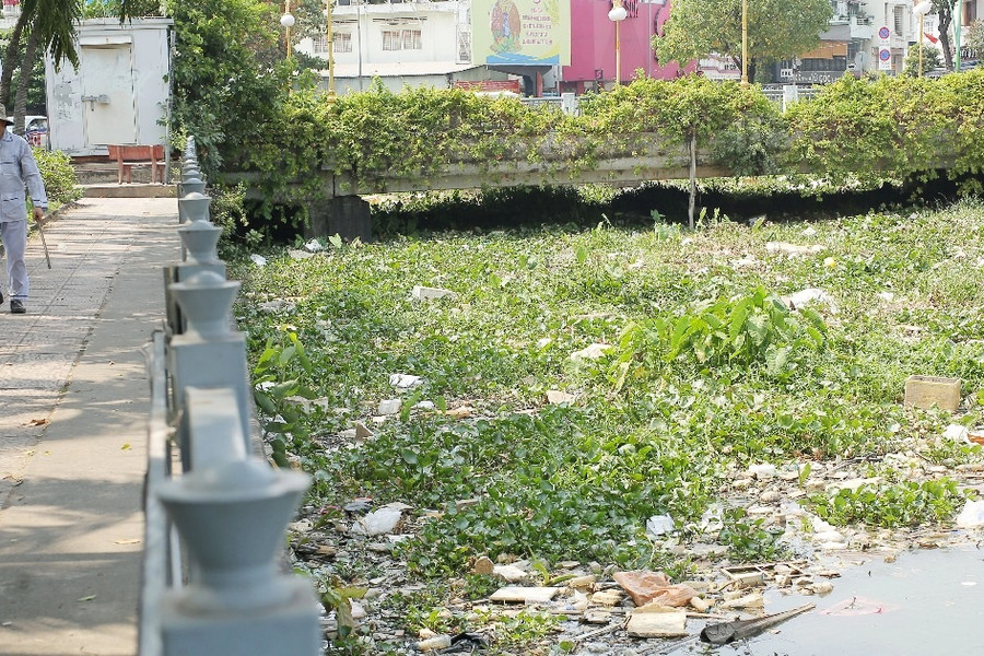 Hàng chục tấn rác thải hôi thối, dồn ứ trên kênh Nhiêu Lộc - Thị Nghè