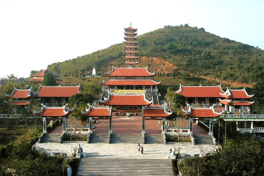 Ngắm ngôi chùa đồ sộ trên đỉnh núi, giữ 4 kỷ lục Việt Nam