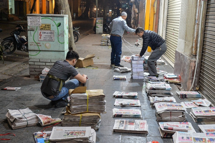 'Chợ báo giấy' độc nhất Hà Nội, họp từ tờ mờ sáng