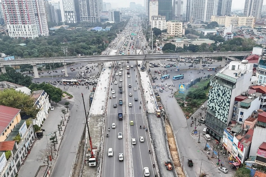Hà Nội cấm xe máy qua cầu vượt Mai Dịch trong 2 tuần