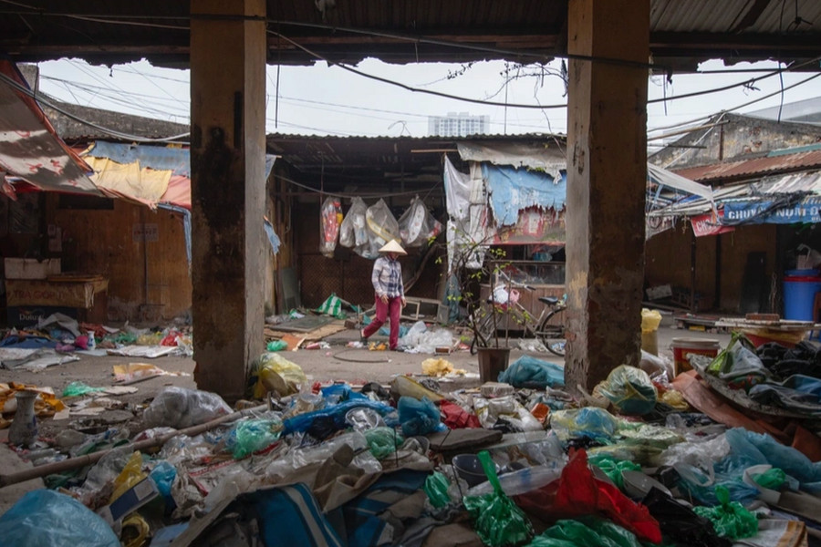 Cảnh hoang tàn, ngập rác tại chợ dân sinh Mai Động ở Hà Nội