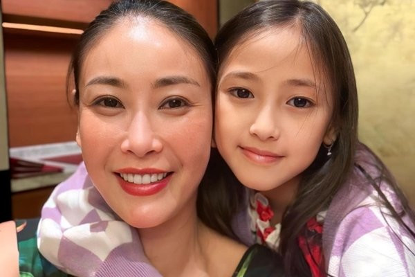 Hoa hậu Hà Kiều Anh "than" con gái gầy như que củi, nhưng tiết lộ sau đó khiến ai nấy trầm trồ: Đã xinh còn giỏi ai bì kịp