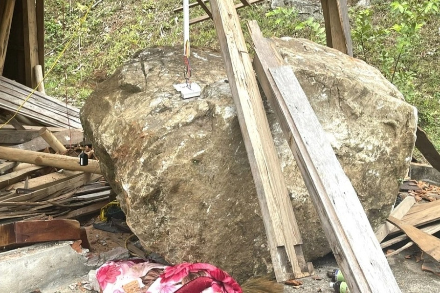 Tảng đá nặng 4 tấn 'bay' vào nhà dân