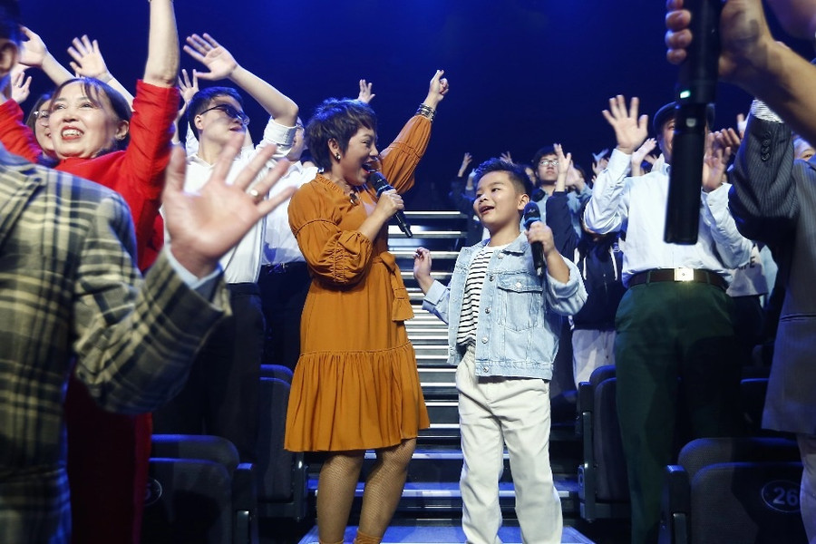Thái Thùy Linh và con trai lần đầu biểu diễn cùng sân khấu