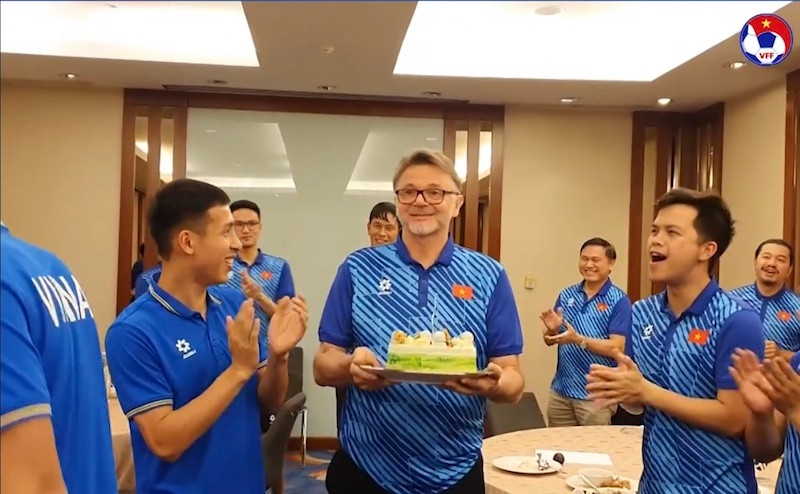 Tuyển Việt Nam tổ chức sinh nhật cho huấn luyện viên Troussier