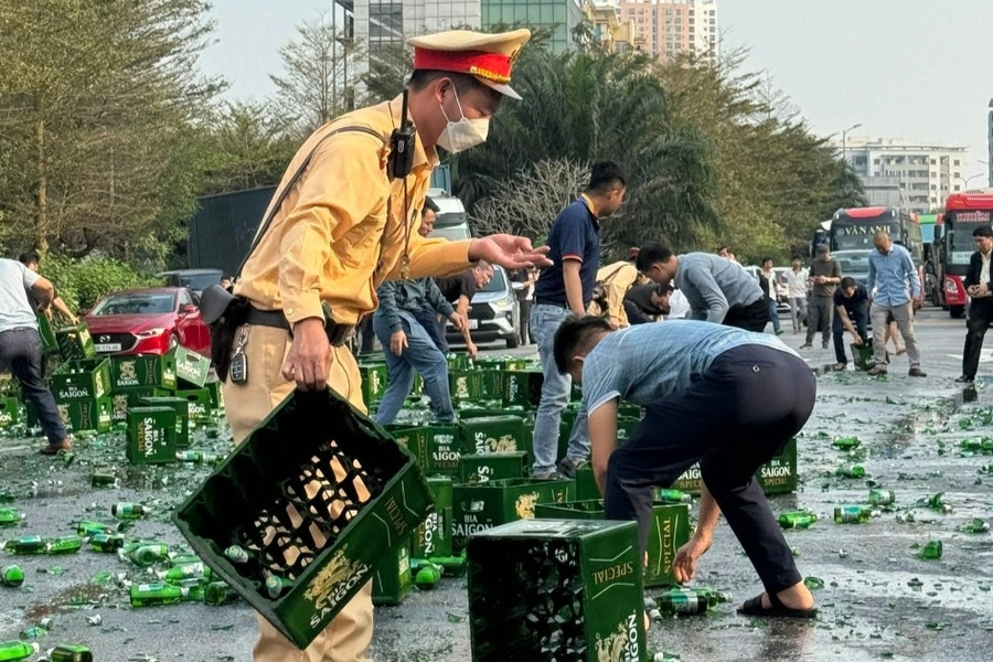 CSGT Hà Nội giúp tài xế container dọn hàng trăm chai bia bị rơi xuống đường