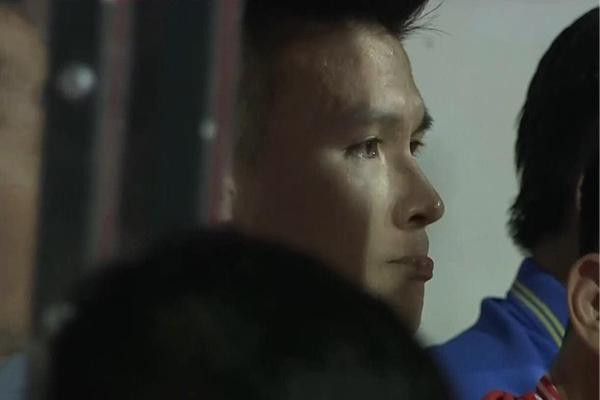 Quang Hải tuyệt vọng trên ghế dự bị, cay đắng nhìn đội tuyển Việt Nam thua 0-3