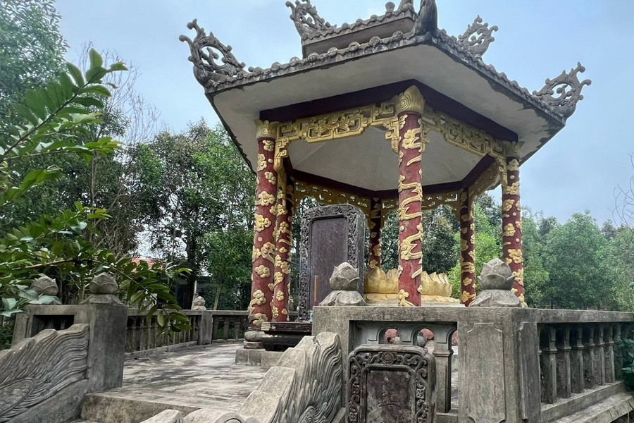 Ngôi mộ ven đường ở Huế hé lộ số phận vị hoạn quan nổi tiếng