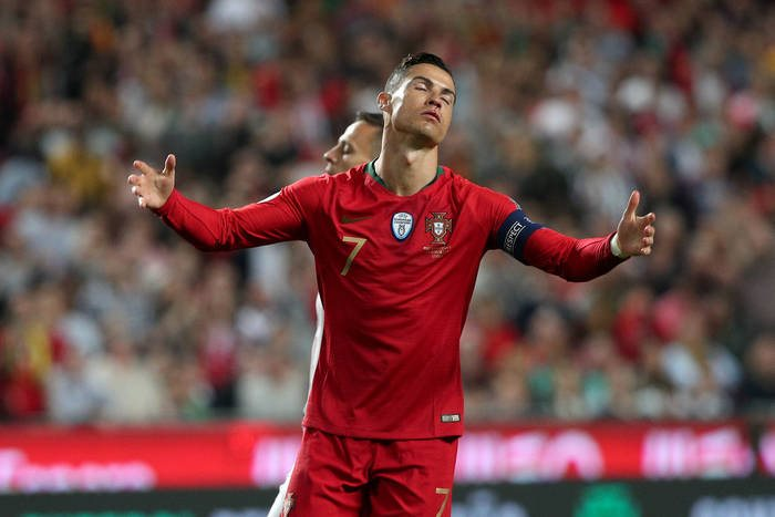 Ronaldo bị người hâm mộ chỉ trích sau trận thua của Bồ Đào Nha