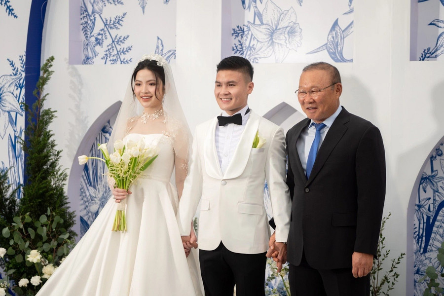 HLV Park Hang Seo nắm chặt tay Quang Hải, rạng rỡ đến dự đám cưới