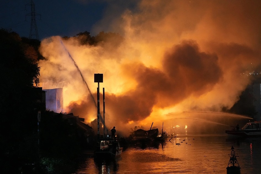 Vụ cháy lớn ven kênh Tàu Hủ ở TPHCM thiệt hại ra sao?