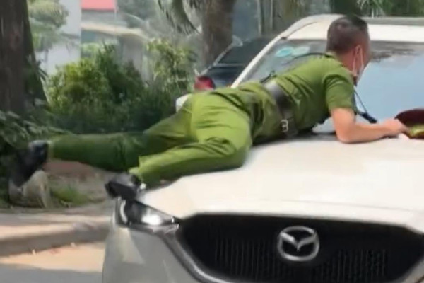 Truy tìm tài xế xe Mazda hất công an lên nắp capo ở Hà Nội