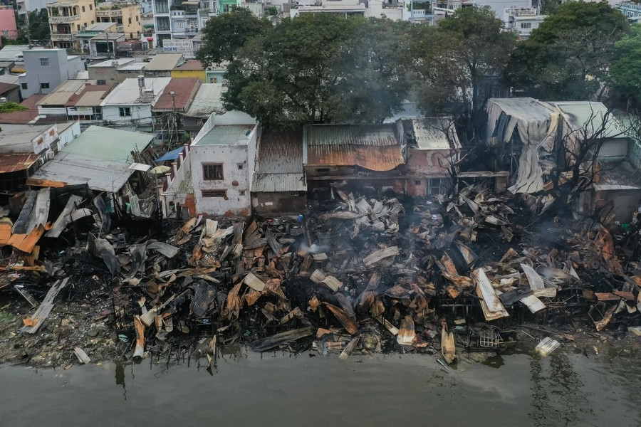 Hiện trường vụ cháy xóm đồ gỗ ven kênh Tàu Hủ ở TPHCM