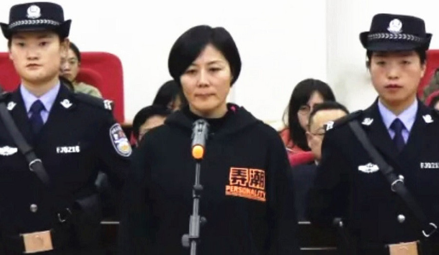 Lợi dụng nhan sắc, nữ quan tham Trung Quốc ‘hối lộ tình’ để thăng chức