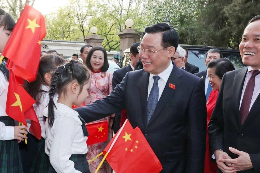 Chủ tịch Quốc hội Vương Đình Huệ gặp cộng đồng người Việt tại Trung Quốc