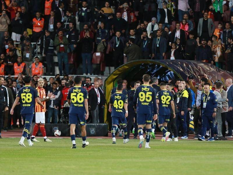 Độc lạ: Đá Siêu cúp Thổ Nhĩ Kỳ đúng 1 phút, Fenerbahce bỏ cuộc 