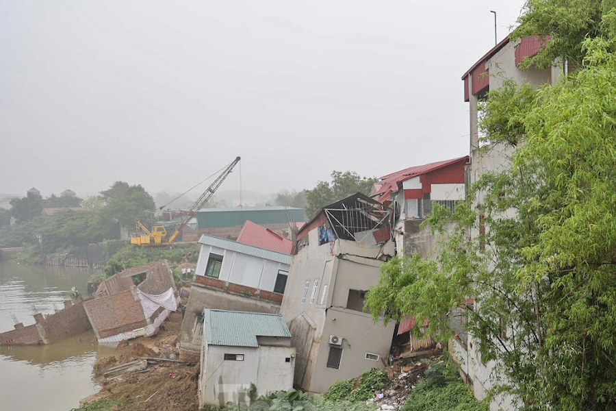 Xót xa hình ảnh những căn nhà đổ sập vì sụt lún bên sông Cầu