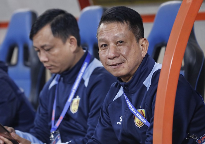 Huấn luyện viên Văn Sỹ Sơn bị phạt vì chỉ trích trọng tài