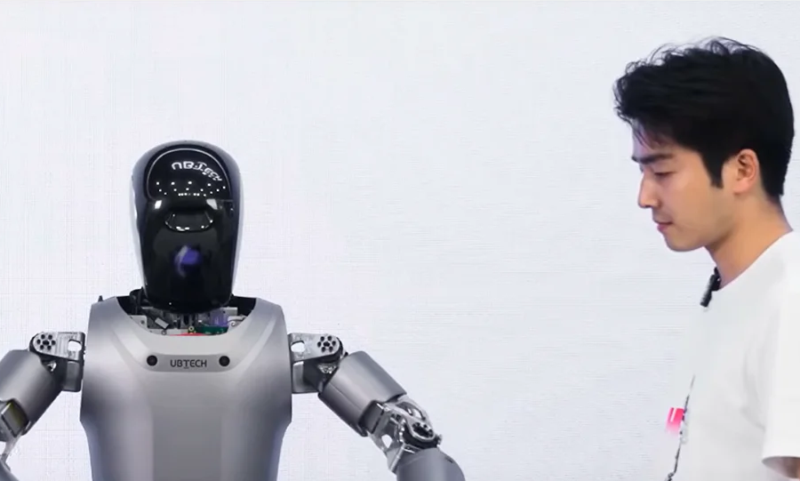 Xem robot của Trung Quốc vừa gấp quần áo vừa trò chuyện
