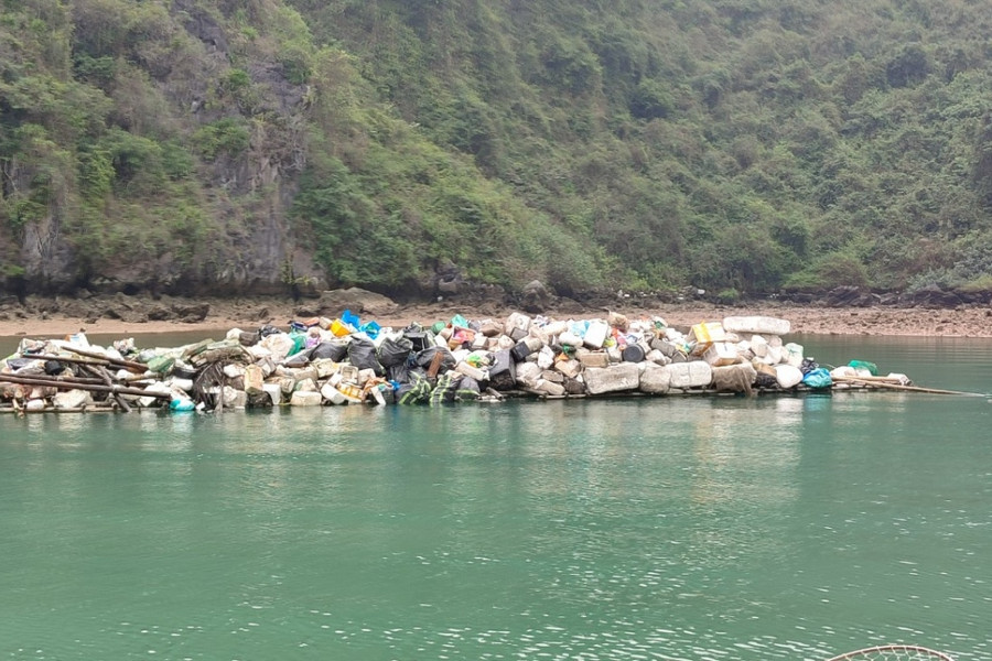 Quảng Ninh tăng cường thu gom rác thải trên vịnh Hạ Long