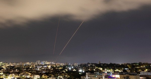 Mỹ - Anh bắn hạ hơn 100 UAV nhắm vào Israel, Iran cảnh cáo