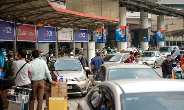 Thực trạng chặt chém giá taxi Nội Bài - Bao giờ chấm dứt?‏