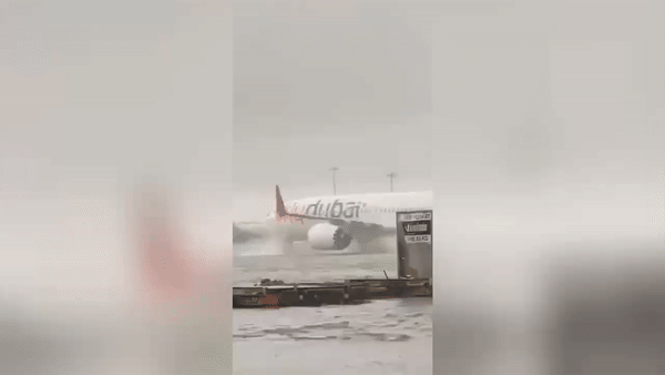 Thót tim máy bay trượt nước khi hạ cánh ở Dubai