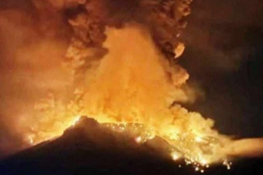 Indonesia báo động cao nhất, cảnh báo sóng thần do núi lửa phun trào