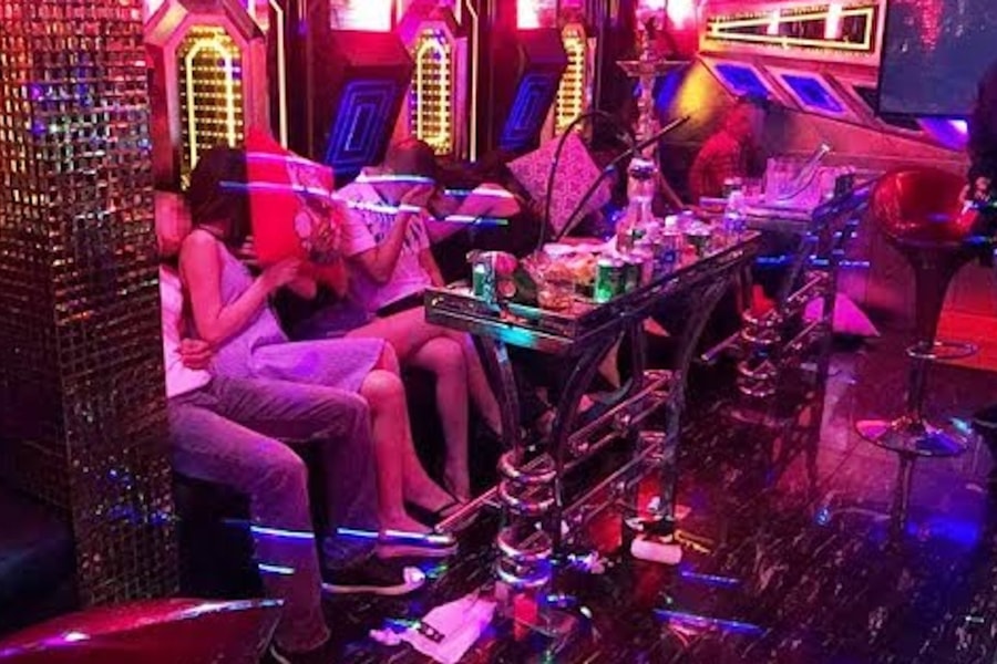 Một tiến sĩ trường ĐH Sư phạm Huế bị tố có hành vi truỵ lạc ở quán karaoke