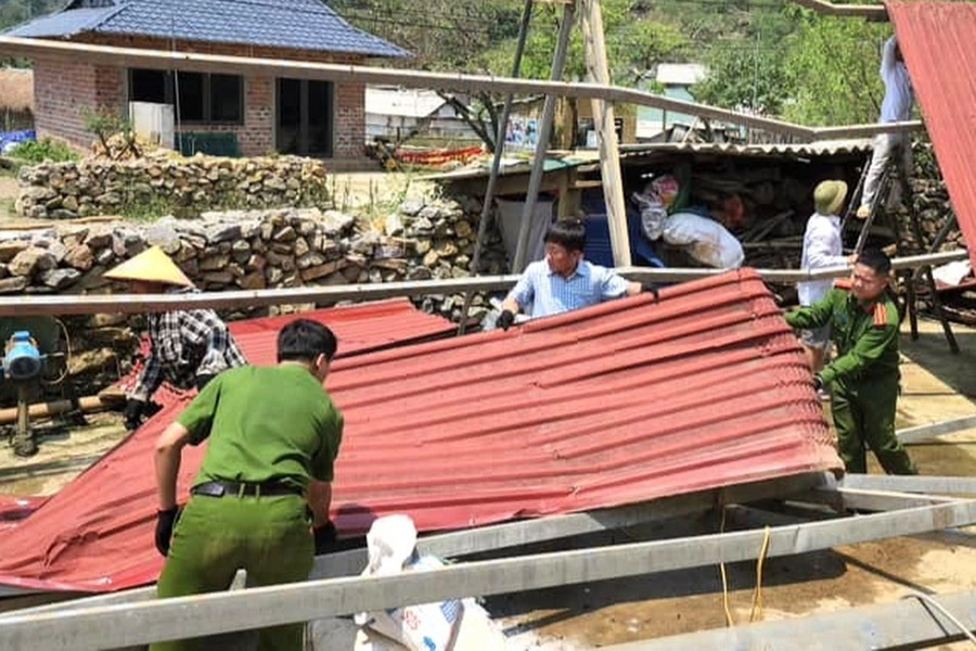 Mái nhà đổ sập, đồng ruộng tan nát vì trận mưa đá lịch sử ở Hòa Bình