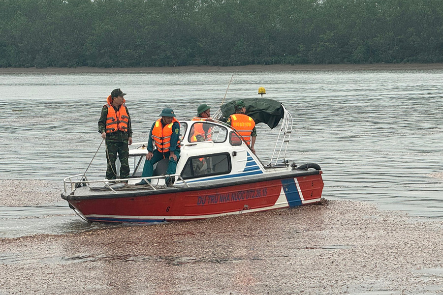 Lật thuyền lúc rạng sáng, 4 người mất tích trên sông